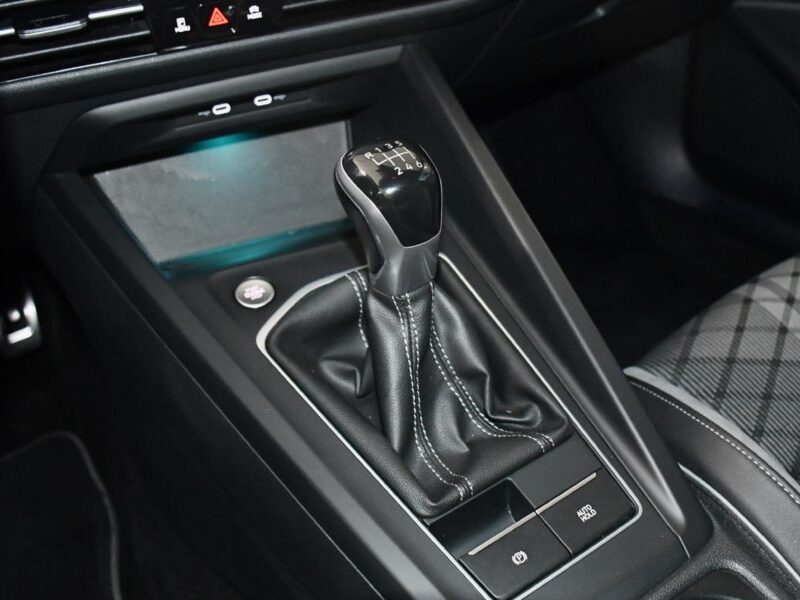 Volkswagen Golf 8 R-Line 1.5 TSI 150 BVM6 GPS Virtual ACC Caméra Front Lane Induction Mode JA 18