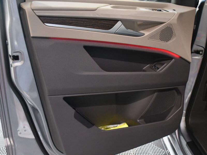 Volkswagen Multivan T7 Style 1.4 eHybrid 218 DSG GPS Virtual Toit Pano Portes électriques DCC ACC Caméra Front Table Centrale JA 17