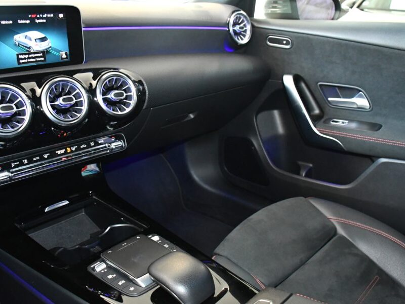 Mercedes Benz Classe A 200 AMG Line 150 BVA GPS M-Bux Caméra AV + AR Burmester Freinage Mode Car Play JA 18