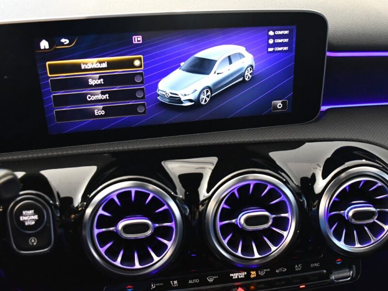 Mercedes Benz Classe A 200 AMG Line 150 BVA GPS M-Bux Caméra AV + AR Burmester Freinage Mode Car Play JA 18