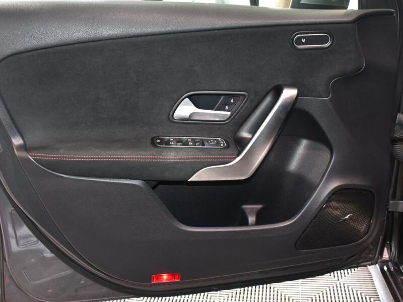 Mercedes Benz Classe A 200 AMG Line 150 BVA GPS M-Bux Caméra AV + AR Burmester Freinage Mode Car Play JA 18