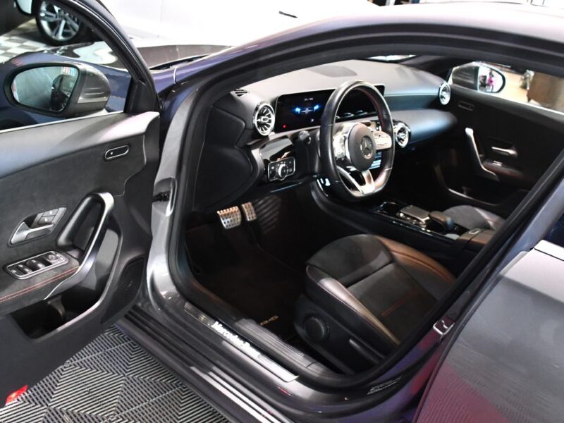 Mercedes Benz Classe A 200 AMG Line 150 BVA GPS M-Bux Caméra AV + AR Burmester Freinage Mode Car Play JA 18