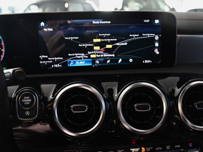 Mercedes Benz CLA 220 AMG Line 2.0 190 BVA GPS Pro M-Bux LED Caméra Freinage TO Attelage JA 18