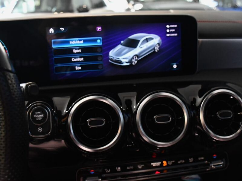 Mercedes Benz CLA 220 AMG Line 2.0 190 BVA GPS Pro M-Bux LED Caméra Freinage TO Attelage JA 18