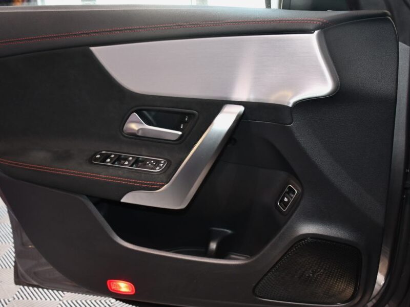 Mercedes Benz CLA 220 AMG Line 2.0 190 BVA GPS Pro M-Bux LED Caméra Freinage TO Attelage JA 18