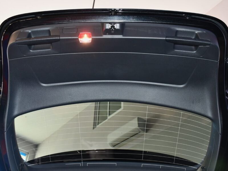 Mercedes Benz Classe A 220 AMG Line BVA GPS Pro TO M-Bux Lumière D’ambiance LED Car Play Caméra Freinage JA 18