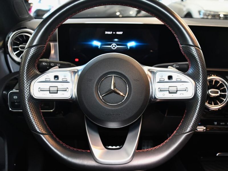 Mercedes Benz Classe A 220 AMG Line BVA GPS Pro TO M-Bux Lumière D’ambiance LED Car Play Caméra Freinage JA 18