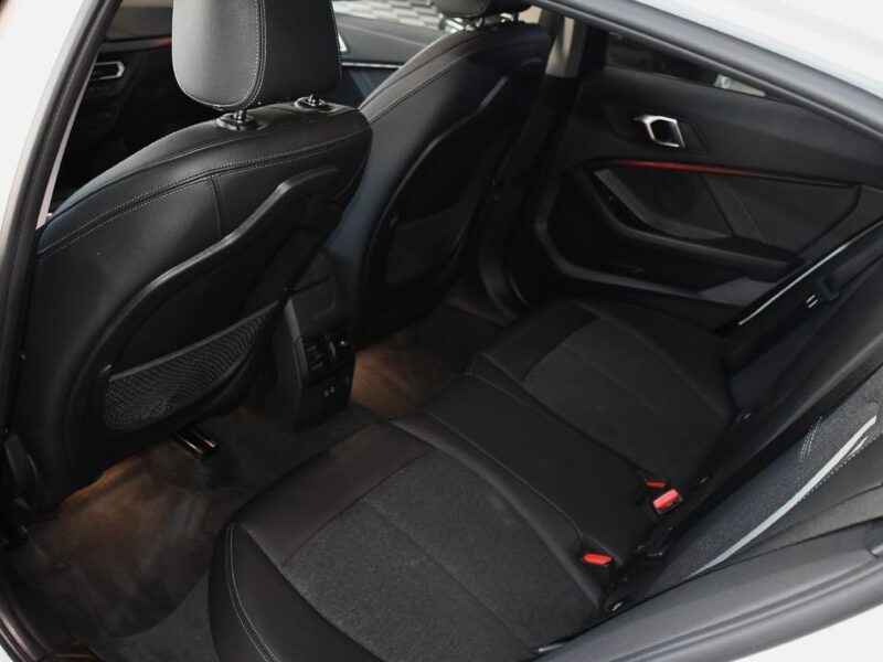 BMW 118dA SportLine 150 BVA GPS Hifi Pro TO Car Play Virtual Affichage Tête Haute Semi Cuir LED JA 17