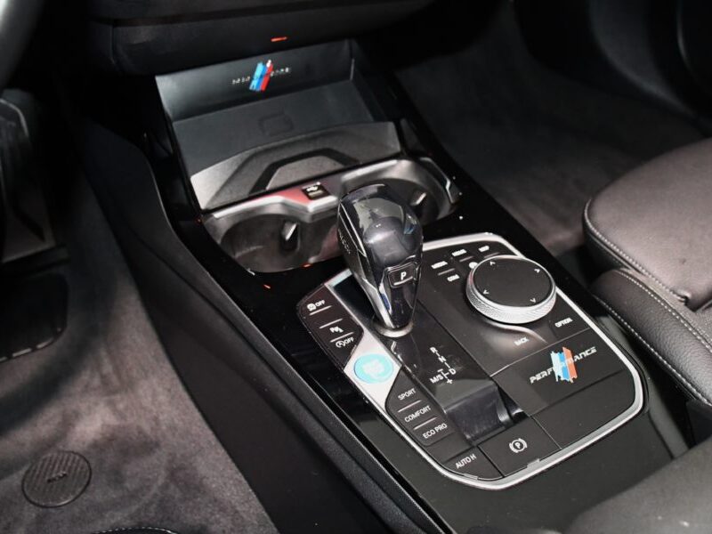 BMW 118dA SportLine 150 BVA GPS Hifi Pro TO Car Play Virtual Affichage Tête Haute Semi Cuir LED JA 17