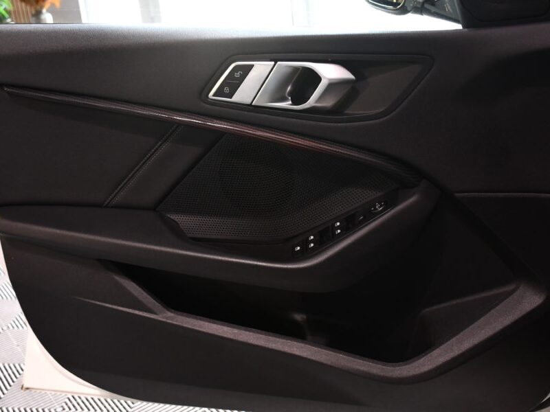 BMW 118dA SportLine 150 BVA GPS Hifi Pro TO Car Play Virtual Affichage Tête Haute Semi Cuir LED JA 17