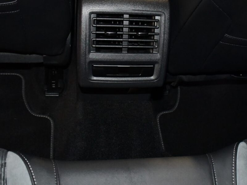 Volkswagen Golf 8 R-Line 1.5 TSI 150 BVM6 GPS Virtual Harman Kardon Car Play ACC FRont TO Lane JA 18 Garantie Vw 13/10/2026 ou 100.000 km