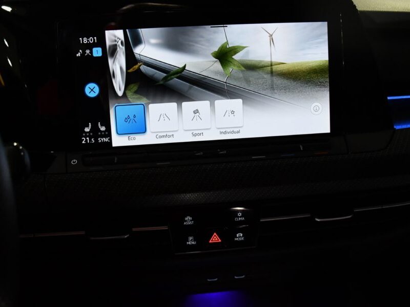 Volkswagen Golf 8 R-Line 1.5 TSI 150 BVM6 GPS Virtual Harman Kardon Car Play ACC FRont TO Lane JA 18 Garantie Vw 13/10/2026 ou 100.000 km