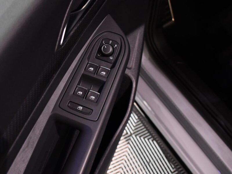 Volkswagen Golf 8 R-Line 1.5 eTSI 150 DSG GPS Virtual IQ Light Front TO ACC Car Play Mode JA 17