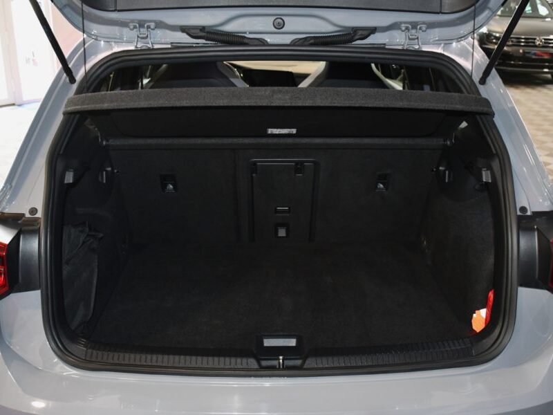 Volkswagen Golf 8 R-Line 1.5 eTSI 150 DSG GPS Virtual IQ Light Front TO ACC Car Play Mode JA 17