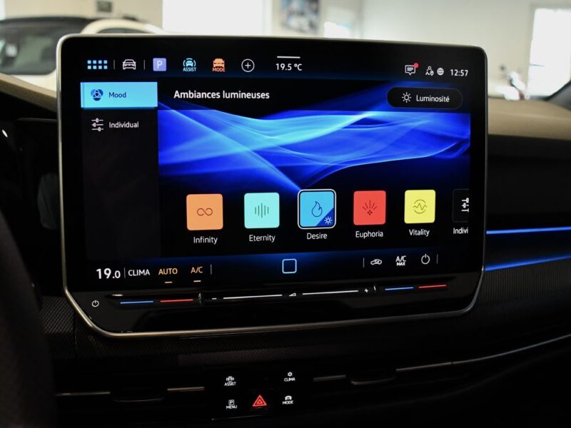 Volkswagen Golf 8 R-Line 2.0 TDI 150 DSG Car Play Virtual TO Caméra AV + AR + 360 ACC Mode Induction Front Lane JA 18 Garantie Volkswagen 10/2027