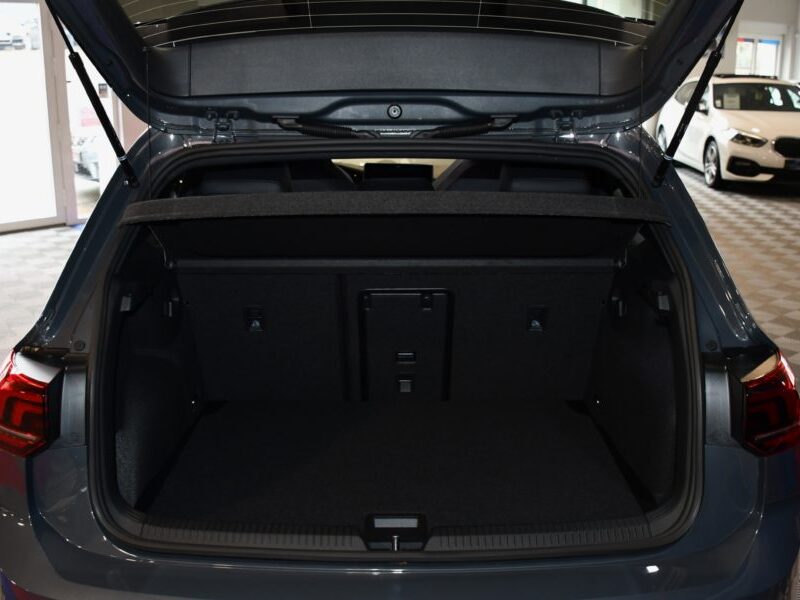 Volkswagen Golf 8 R-Line 2.0 TDI 150 DSG Car Play Virtual TO Caméra AV + AR + 360 ACC Mode Induction Front Lane JA 18 Garantie Volkswagen 10/2027