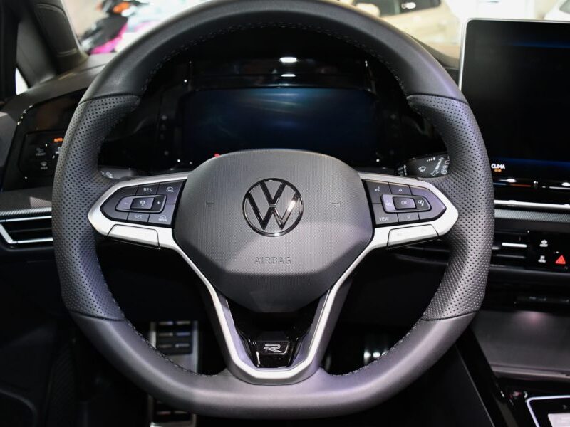 Volkswagen Golf 8 R-Line 2.0 TDI 150 DSG Car Play Virtual TO Caméra AV + AR + 360 ACC Mode Induction Front Lane JA 18 Garantie Volkswagen 10/2027