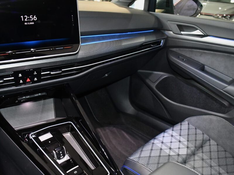 Volkswagen Golf 8 R-Line 2.0 TDI 150 DSG Car Play Virtual TO Caméra AV + AR + 360 ACC Mode Induction Front Lane JA 18 Garantie Volkswagen 10/2027