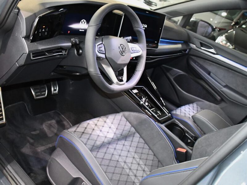 Volkswagen Golf 8 R-Line 2.0 TDI 150 DSG Car Play Virtual TO Caméra AV + AR + 360 ACC Mode Induction Front Lane JA 18 Garantie Volkswagen 10/2027