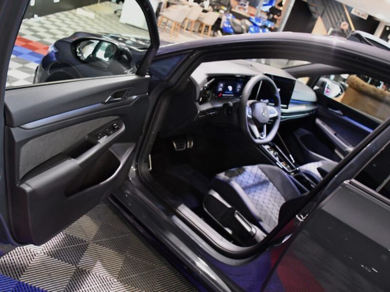 Volkswagen Golf 8 R-Line 2.0 TDI 150 DSG Car Play Virtual TO Caméra AV + AR + 360 ACC Mode Induction Front Lane JA 18 Garantie Volkswagen 10/2027