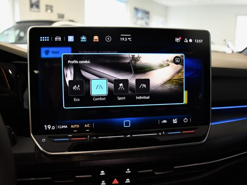 Volkswagen Golf 8 R-Line 2.0 TDI 150 DSG Car Play Virtual TO Caméra AV + AR + 360 ACC Mode Induction Front Lane JA 18 Garantie Volkswagen 10/2027