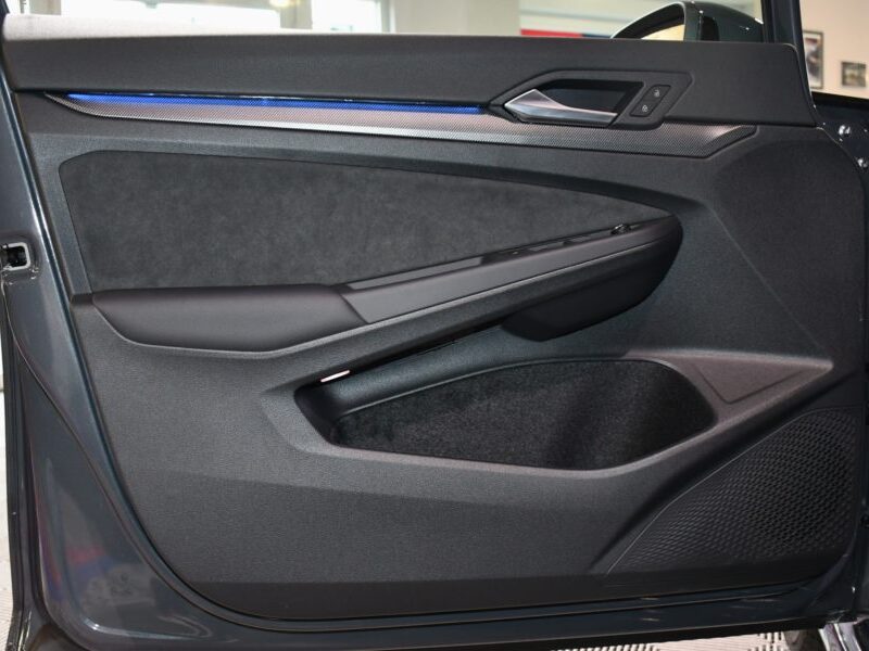 Volkswagen Golf 8 R-Line 2.0 TDI 150 DSG Car Play Virtual TO Caméra AV + AR + 360 ACC Mode Induction Front Lane JA 18 Garantie Volkswagen 10/2027