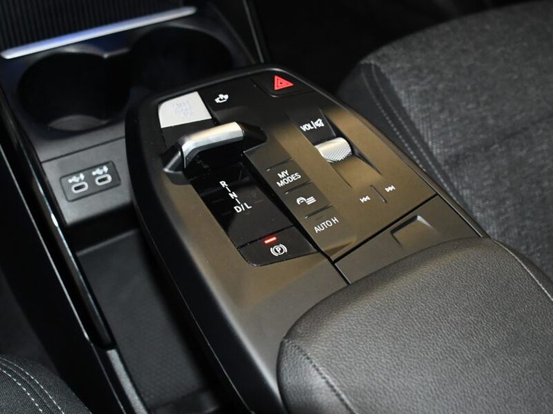 BMW X1 18d S-Drive 2.0 136 BVA7 Business Design GPS Virtual Hayon Attelage Caméra LED Limiteur JA 17*