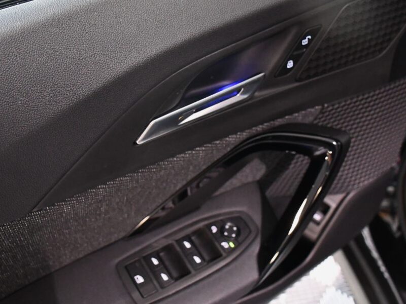 BMW X1 18d S-Drive 2.0 136 BVA7 Business Design GPS Virtual Hayon Attelage Caméra LED Limiteur JA 17*