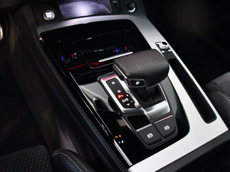 Audi Q5 S-Line 40 TDI 204 Quattro S-Tronic GPS Virtual Attelage Hayon Régulateur Drive Caméra Pré senseCar Play JA 20 Black Panel