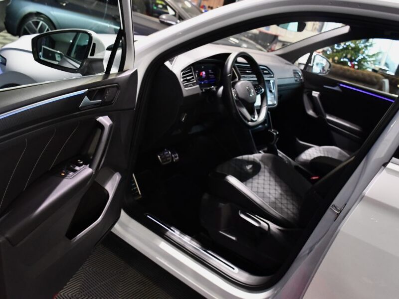 Volkswagen Tiguan R-Line 2.0 TDI 200 DSG 4Motion GPS Virtual ACC Front Lane DCC ACC Car Play Caméra Attelage IQ Light JA 20